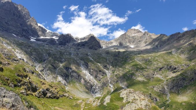 Parcs nationaux montagne France Les parcs nationaux de montagne sont des sites naturels uniques en France. Montagnes, lacs, cascades, faune sauvage, randonnées et plus encore : découvrez la Vanoise, les Écrins et les Pyrénées.