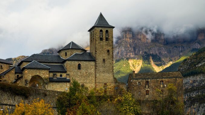 Sites historiques Massif des Pyrenees Les sites historiques des Pyrénées : les châteaux, les églises romanes, les grottes préhistoriques