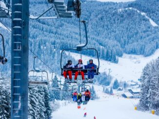 Trois skieurs sur un télésiège
