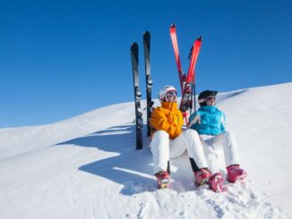 Skieurs assis qui se relaxent