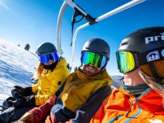 Groupe de skieurs sur un télésiège