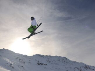 Skieur entrain de faire un grab sur une bosse