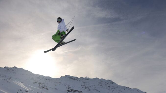 skieur-freestyle-grab Skieur entrain de faire un grab sur une bosse