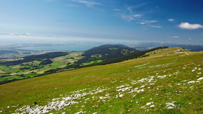 monts jura en été que faire dans cette station de montagne